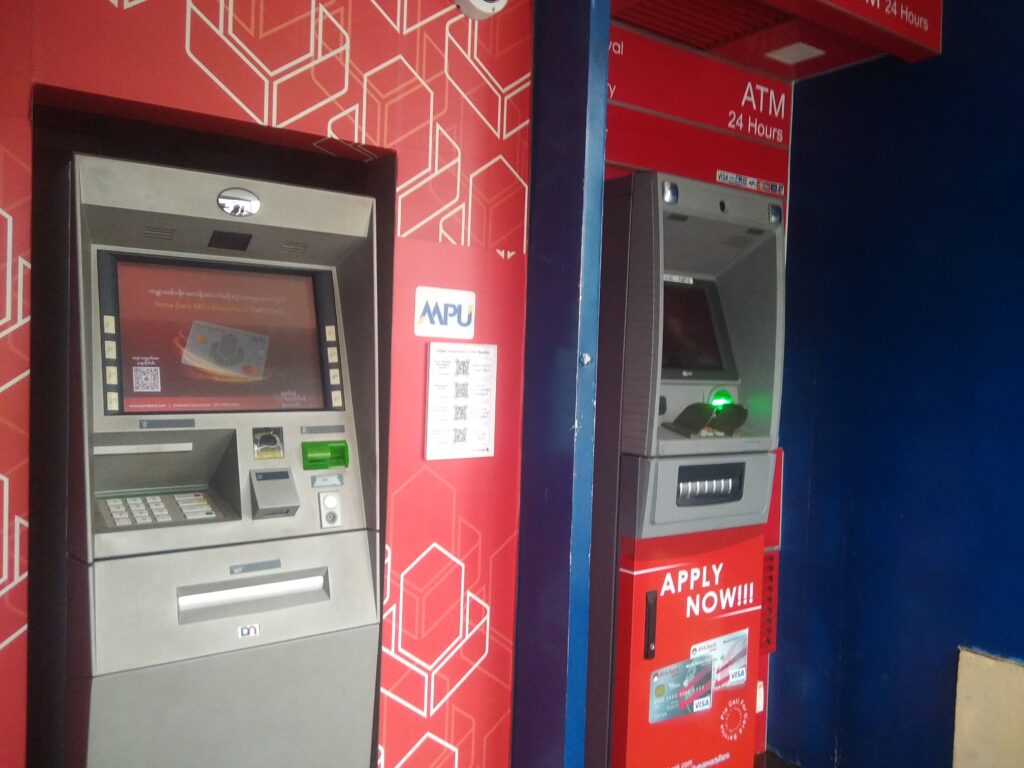 အစိုးရဝန်ထမ်းများအား ဒစ်ဂျစ်တယ်စနစ်ဖြင့်သာ လစာထုတ်ပေးသဖြင့် ဝန်ထမ်းများ အခက်ကြုံ‌‌နေ